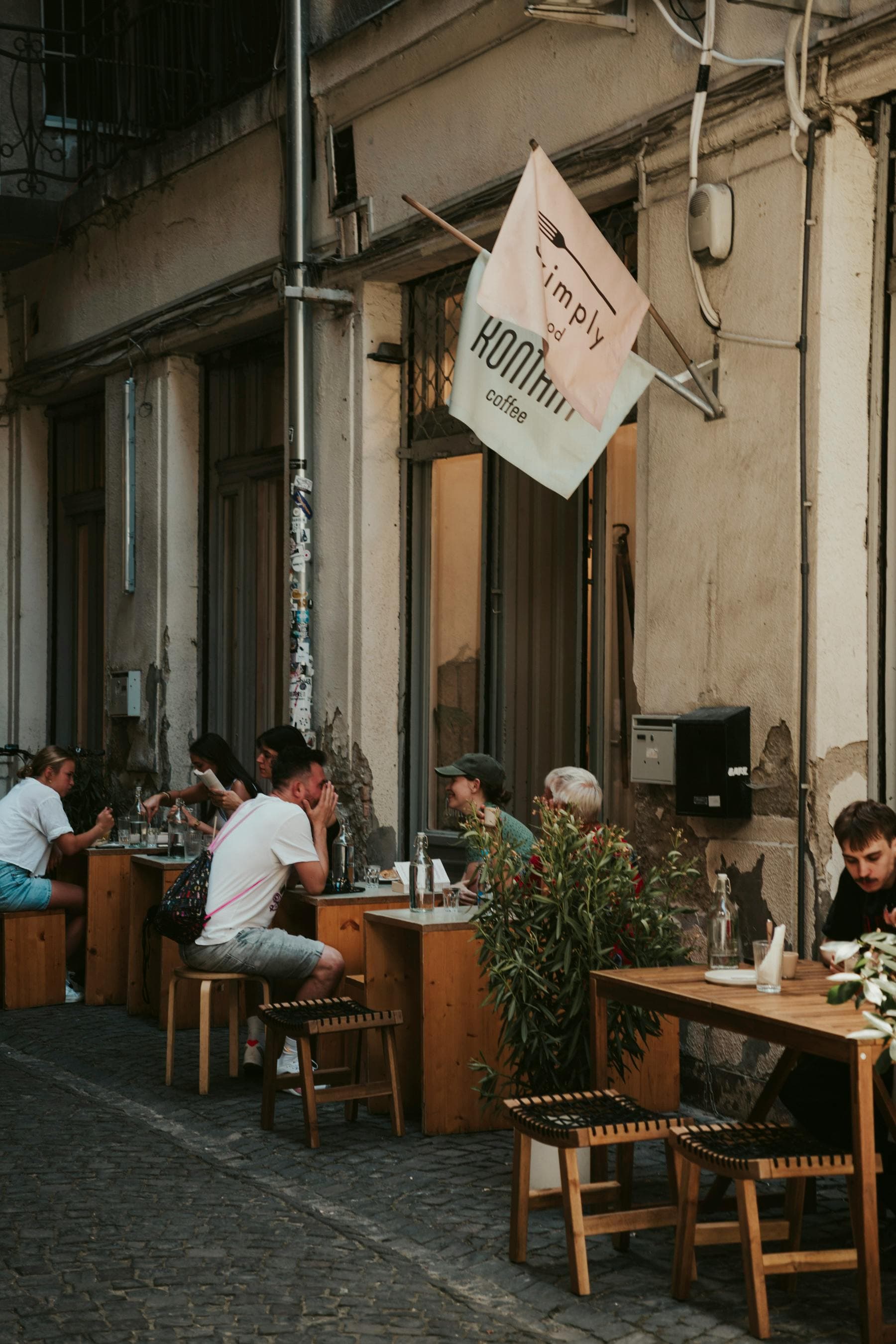 Dish and drink on a table, representing quick order and service flow